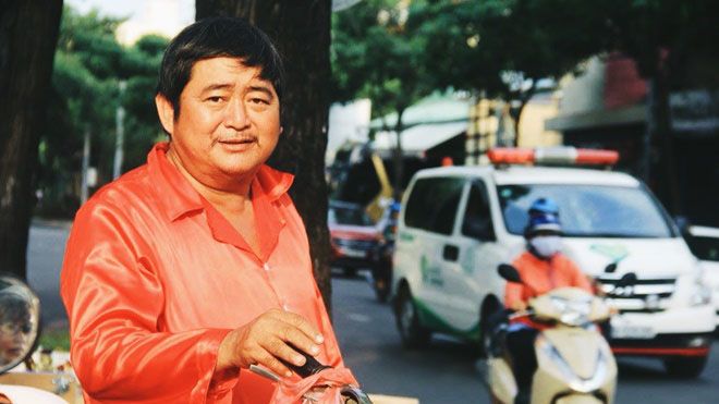 Chuyện đời của người đàn ông với bộ bà ba đỏ ấn tượng giữa trung tâm Sài Gòn