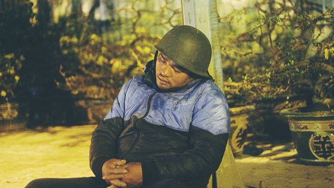 Hà Nội: Người dân dựng lều trên vỉa hè, trắng đêm trông đào, quất