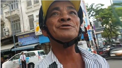Clip: Bác xe ôm nói tiếng Anh khiến nhiều bạn trẻ phải 'chào thua'