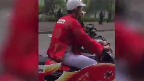 Video: 'Ông Táo' cưỡi 'cá chép máy' gây xôn xao đường phố Hà Nội