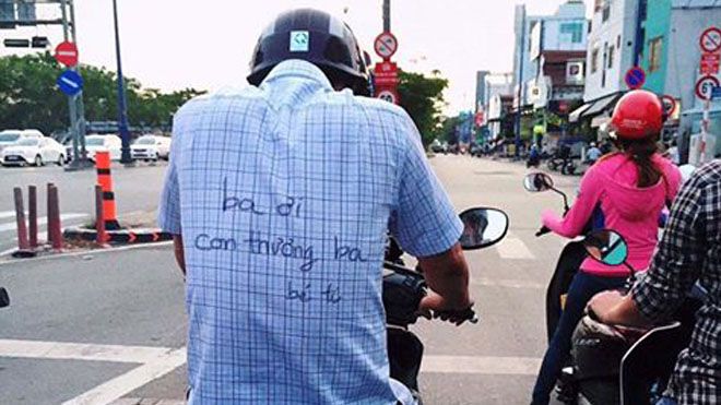 'Ba ơi, con thương ba, bé Ti' - lời nhắn trên áo dễ thương nhất quả đất