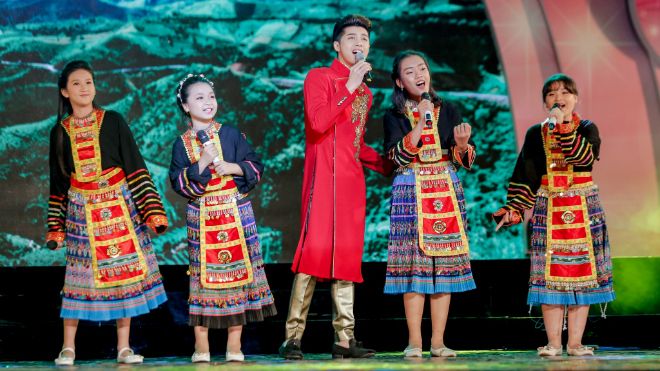 Noo Phước Thịnh 'hội ngộ' 4 học trò nhí The Voice Kids 2016 trong đêm nhạc mừng xuân