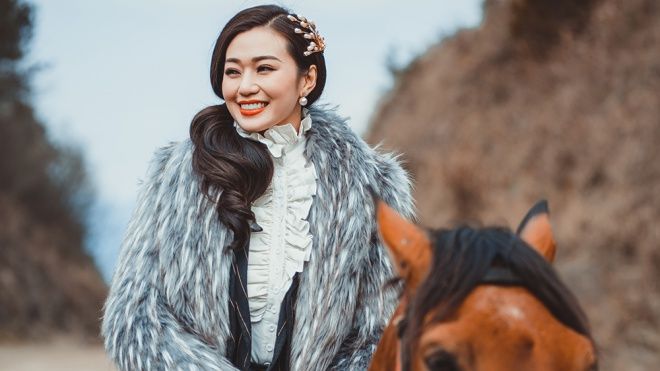 Khánh My dù cưỡi ngựa nhưng vẫn đẹp mê hồn trên phim trường Trung Quốc