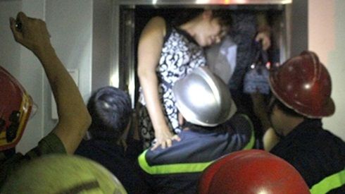 5 người kẹt trong thang máy treo lơ lửng ở trung tâm Sài Gòn