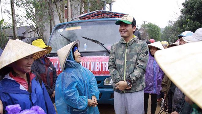 Tết đến cận kề, MC Phan Anh vẫn miệt mài đội mưa đi trao bò cho bà con miền Trung