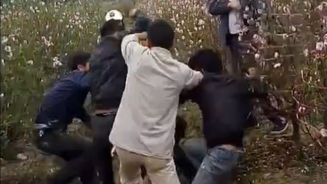 Trộm xe máy ở vườn đào Tết, nam thanh niên bị người dân đánh 'thừa sống thiếu chết'