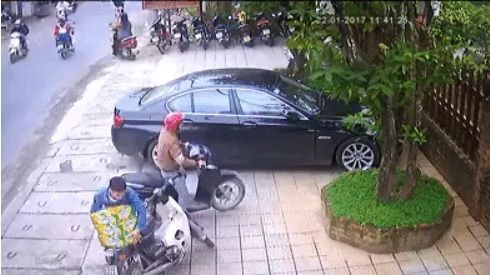 Clip: Thanh niên SH chơi 'lầy', cưỡm 3 thùng bia của người giao hàng cực khổ