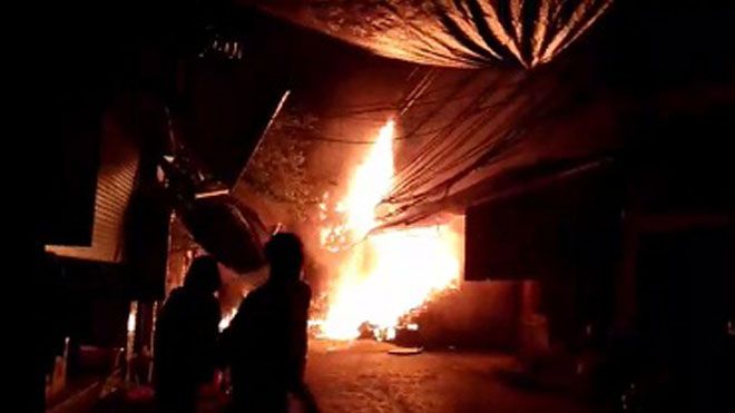 Hà Nội: Cháy lớn trong đêm tại chợ Dịch Vọng, lửa bốc dữ dội