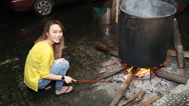 Mỹ Tâm thức trắng đêm nấu 60 đòn bánh tét, 3kg mứt cùng gia đình