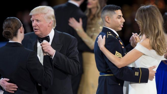 Ngoài Tổng thống Trump, đây chính là chàng trai may mắn được nhảy cùng Đệ nhất phu nhân Melania sau lễ nhậm chức