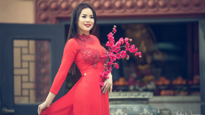 Hoa hậu Người Việt Thế giới 2017 Jasmine Le đi lễ chùa năm mới