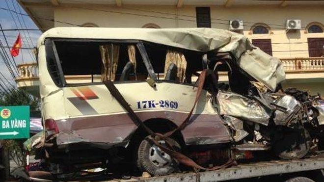 Xe chở 29 người đi lễ chùa đâm vách núi, 2 người chết