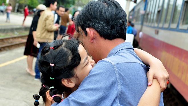Phút chia ly xúc động ở ga tàu sau Tết
