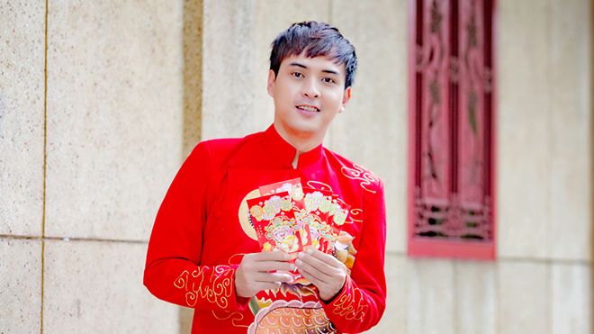 Mừng xuân mới, Hồ Quang Hiếu diện áo dài đi chùa cầu an