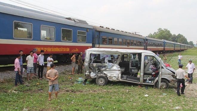 Tàu hỏa tông xe khách: 2 người chết, 7 người bị thương
