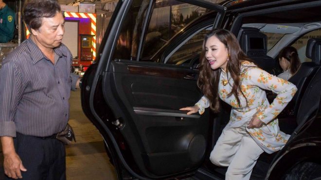 Bố Hồ Quỳnh Hương lái xe đưa đón con gái đi diễn đầu năm