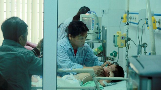 Hà Nội: Xót xa cảnh bố 78 tuổi chăm con 2 tuổi bị bệnh nhiễm trùng máu