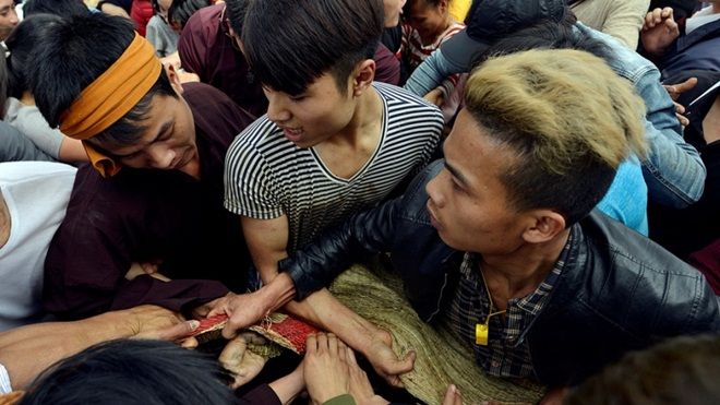 Hàng trăm thanh niên giẫm đạp, cướp chiếu mong sinh quý tử