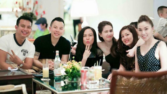 Dẹp muộn phiền hậu 'bị đá', Ngọc Trinh trở lại cuộc sống vui vẻ bên bạn bè