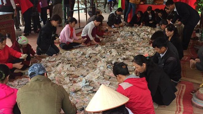 Choáng trước tiền công đức trải đầy sàn nhà, người nhà đền xếp cả ngày không hết