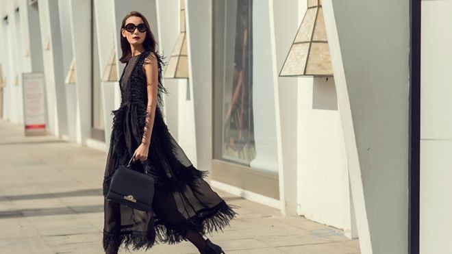 Lê Thúy tự tin diện sắc đen đầu năm mới