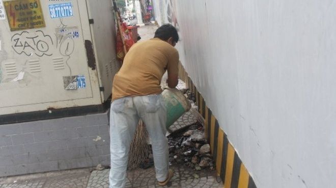 Tiểu bậy trên đường, vừa nộp phạt vừa phải đi xin nước để rửa