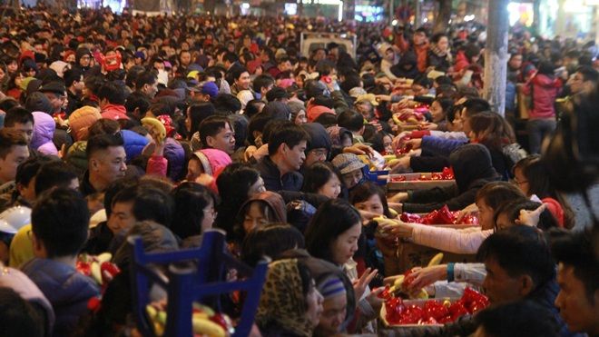 Hàng nghìn người chen nhau xin lộc cầu an ở chùa Phúc Khánh