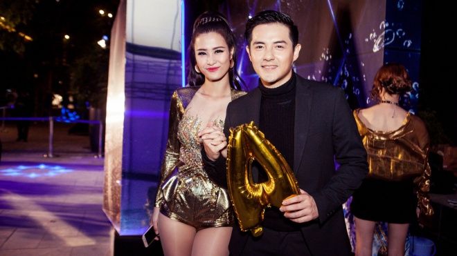 Đông Nhi - Ông Cao Thắng tay trong tay không rời suốt sự kiện