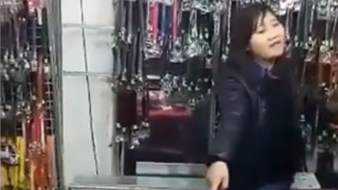 Hốt hoảng với clip cô gái trẻ đã ăn cắp lại còn vênh váo với nạn nhân