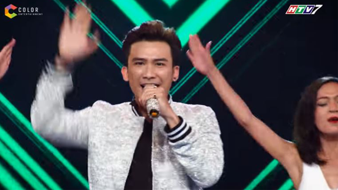 'Hoàng tử lai' Chí Thiện trở lại. khiến hàng nghìn khán giả 'đứng ngồi không yên' với ca khúc chiến binh