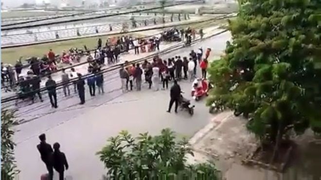 Hai cô gái ẩu đả náo loạn phố trong tiếng hò reo cổ vũ