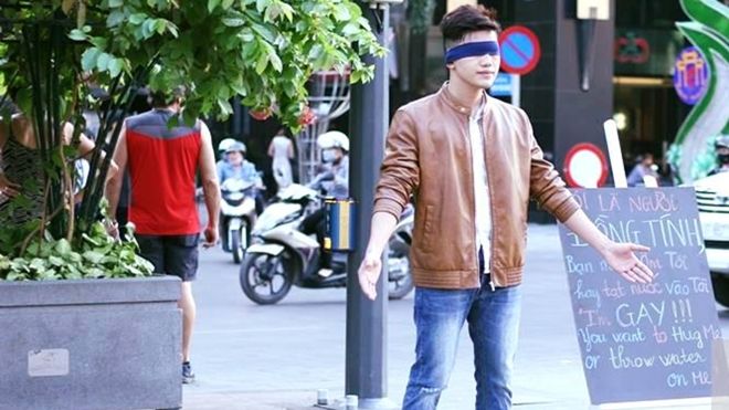 Chàng trai trẻ dũng cảm công khai mình là người đồng tính làm náo loạn phố đi bộ