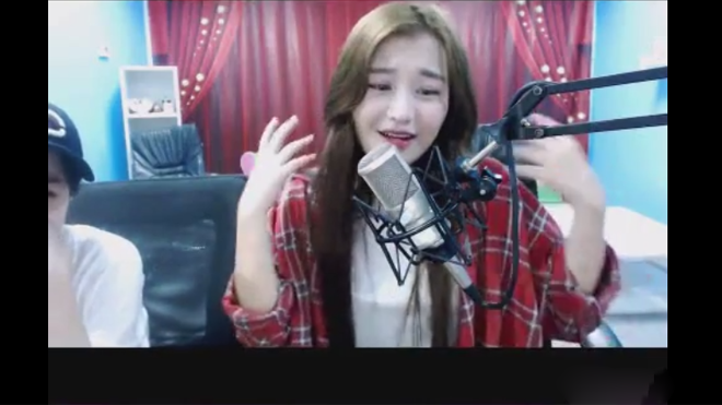 Hé lộ đoạn clip cô nàng người Hàn xinh đẹp 'gây sốt' Giọng hát Việt đêm qua vừa hát vừa rap 'Đưa nhau đi trốn'