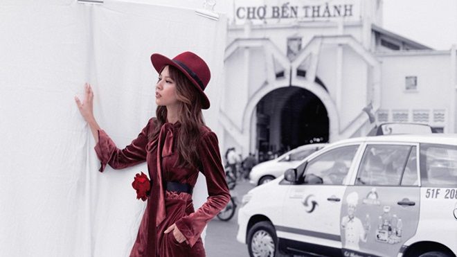 Phí Phương Anh tự tin pose dáng trên phố trong thiết kế của Trương Thanh Long