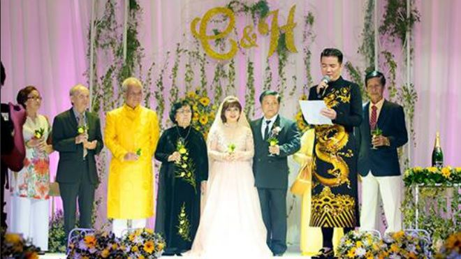 Clip: Đàm Vĩnh Hưng lần đầu xuất hiện cùng mẹ trong lễ cưới của em gái