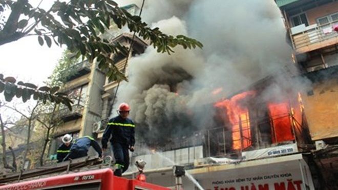 Hỏa hoạn thiêu rụi nhiều nhà trên phố cổ Hà Nội, 1 người chết