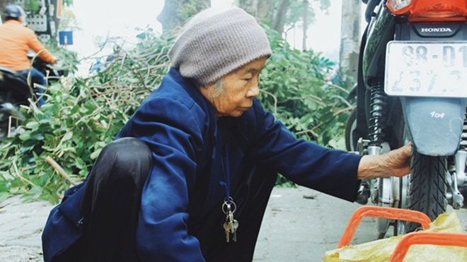 Cụ bà 88 tuổi vá xe trên phố Hà Nội: 'Tập thể thao mỗi ngày và quyết làm việc đến hơi thở cuối'