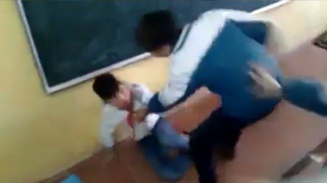 Nam sinh bị bạn cùng trường đánh hội đồng dã man ngay tại lớp học