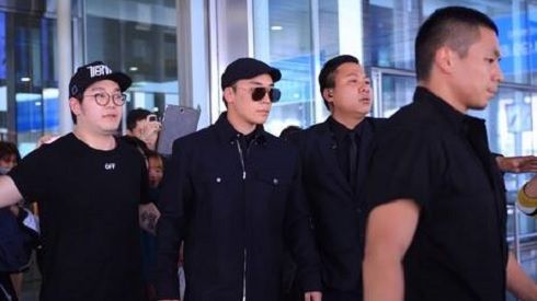 Clip: Seungri (Big Bang) đội nón, đeo kính cực ngầu xuất hiện tại sân bay Nội Bài