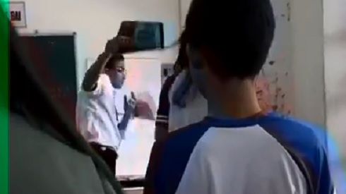 Sốc: Clip nữ sinh 'đánh' thầy giáo, 'thích thì giờ nghỉ luôn khỏi đợi tới mai'