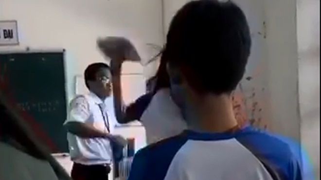 Đánh nhau trong lớp học, nữ sinh thẳng tay ném sách vào mặt thầy
