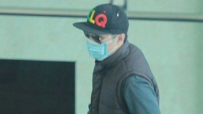 Độc quyền: Seungri thay quần áo, trùm kín mít để cắt đuôi fan