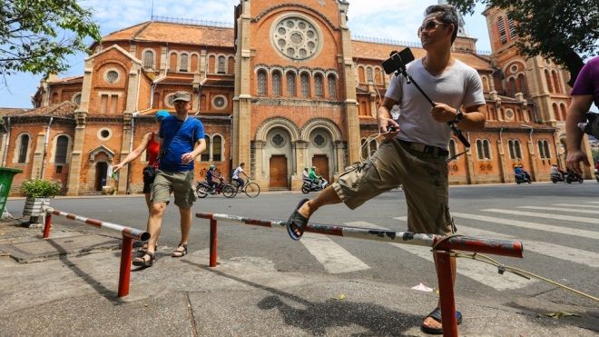 Đủ kiểu lắp barie ngăn xe máy lên vỉa hè Sài Gòn