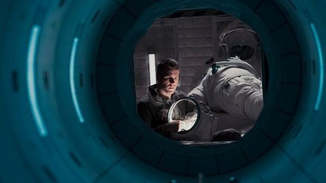 Lần đầu kết hợp, hai trai đẹp Ryan Reynolds và Jake Gyllenhaal 'dắt nhau' bay lên không gian