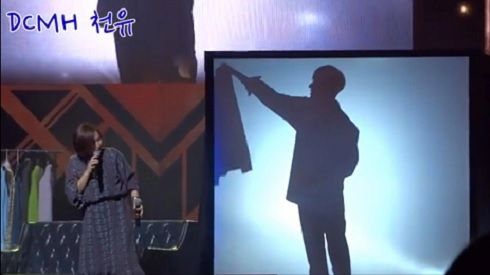 Clip: Lee Min Ho gây sốt khi cởi đồ trước hàng nghìn fan hâm mộ