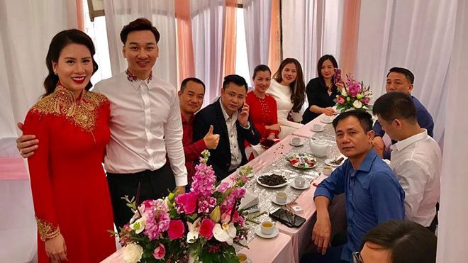 Hình ảnh hiếm hoi trong lễ ăn hỏi của MC Thành Trung và bạn gái 9X