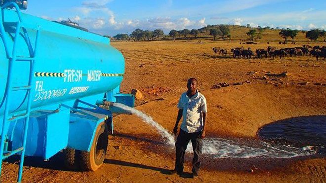 Mỗi ngày, người đàn ông này lại lái xe hàng tiếng đồng hồ để mang nước về cho những loài động vật khát nước