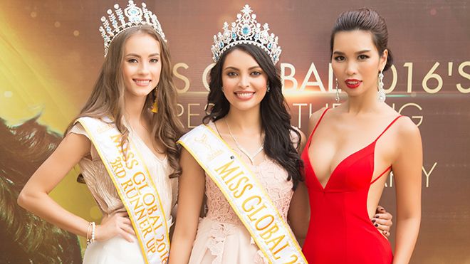 Siêu mẫu Hà Anh gợi cảm hết cỡ bên Hoa hậu Toàn cầu 2016