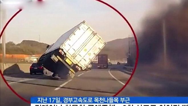 Kinh ngạc màn lái xe tải bằng 2 bánh trên đường phố