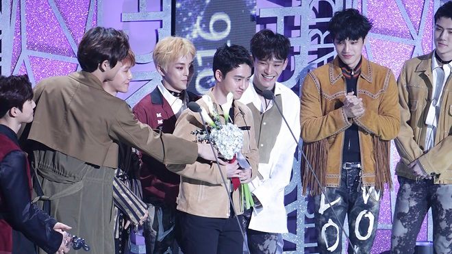 Fan EXO bị chỉ trích vì la hét quá to tại Gaon Chart Awards